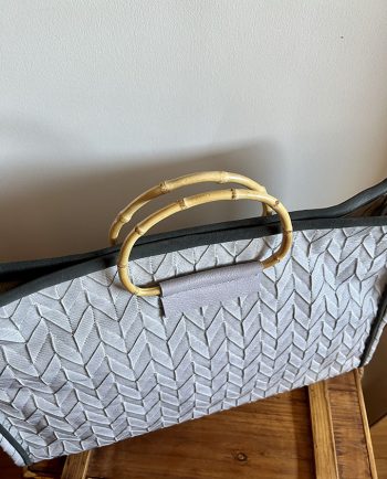Bolso grande de tela en gris y ante con asas de bambú1
