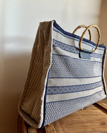 Bolso de tela grande en azul y gris con asas de bambú