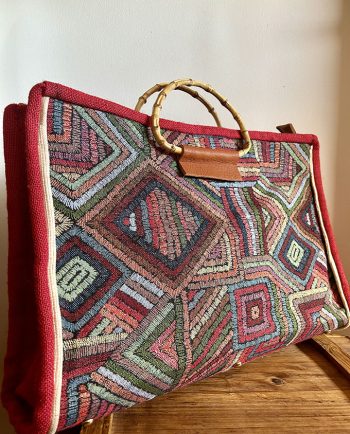 Bolso grande de tela étnica en rojo con asas de bambú