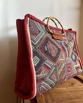 Bolso grande de tela étnica en rojo con asas de bambú1