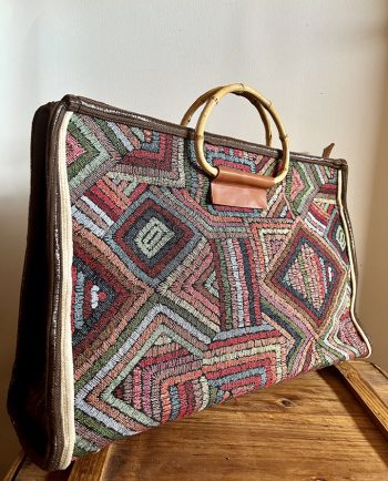 Bolso grande de tela étnica en marrón con asas de bambú