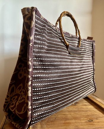 Bolso grande de tela en marrón con asas de bambú1