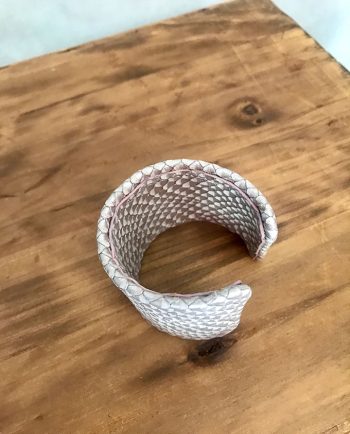 brazalete forrado en piel rosa 02