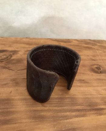 brazalete forrado en piel imitación cocodrilo 02