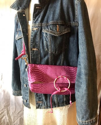 Bolso bandolera de piel fucsia02