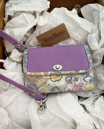 Bolso bandolera en color lila y print de fantasía01