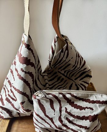 bolsa de playa reversible en yute y tela safari con neceser01