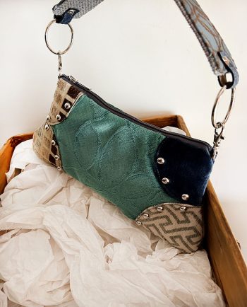 Bolso Baguette en mix de terciopelos azules y beige02