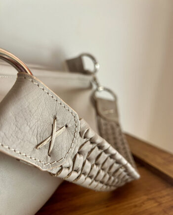 Bolso de piel beige tipo baguette 02