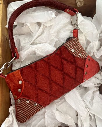 Bolso tipo baguette en mix de telas y terciopelos rojo01