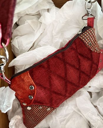 Bolso tipo baguette en mix de telas y terciopelos rojo02