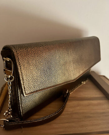 Bolso cartera con cierre de solapa en piel color bronce 01