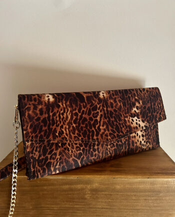 Bolso cartera rígida con cierre de solapa en terciopelo leopardo01