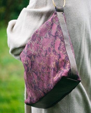 Bolso de hombro en piel con print serpiente color burdeos 01