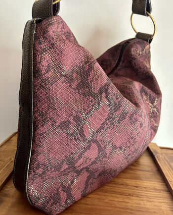 Bolso de hombro en piel con print serpiente color burdeos 02