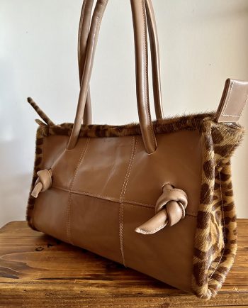 Bolso de hombro en piel camel y print leopardo1