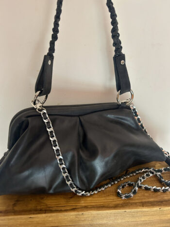 Bolso de piel de vacuno color negro con asa y correa 01