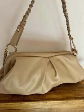 Bolso de piel color camelense con asa y correa 01
