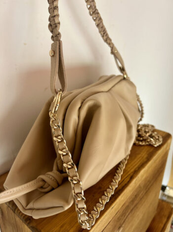 Bolso de piel color camelense con asa y correa 02