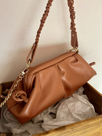 Bolso de piel color marrón con asa y correa 02