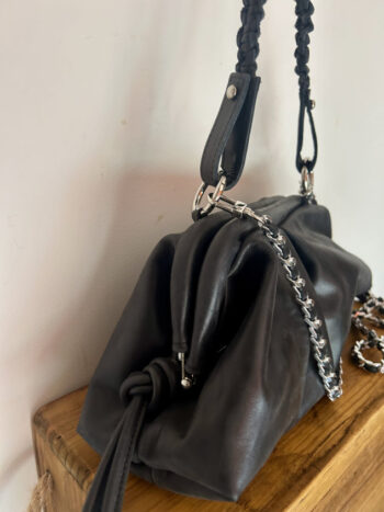Bolso de piel de vacuno color negro con asa y correa 02
