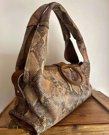 Bolso de hombro en piel de cordero con print de serpiente combinado con ante color arce. Detalle de adorno redondo forrado en ante en el cierre, con cremallera y bolsillo interior: ligero y con capacidad. Tacos de apoyo en la base02