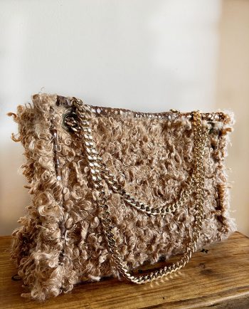 Bolso de tejido flokati y piel marrón01