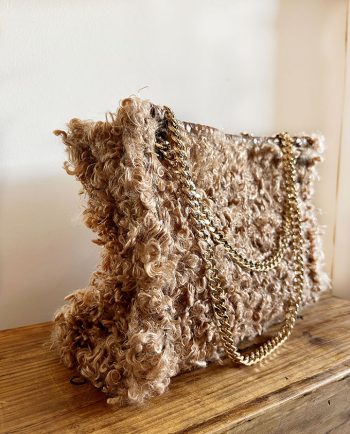 Bolso de tejido flokati y piel marrón02