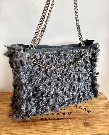 Bolso de tejido flokati y vivos de ante gris01