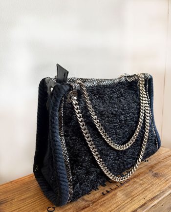 Bolso negro imitación astracán con print serpiente01