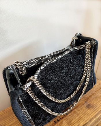 Bolso negro imitación astracán con print serpiente02
