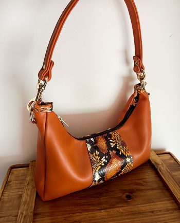 Bolso de hombro en piel naranja y print serpiente02