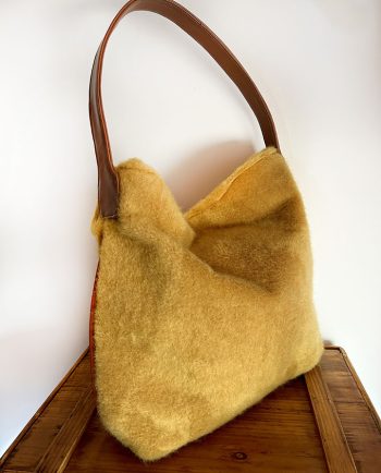Bolso de tela de punto con pelo color mostaza02