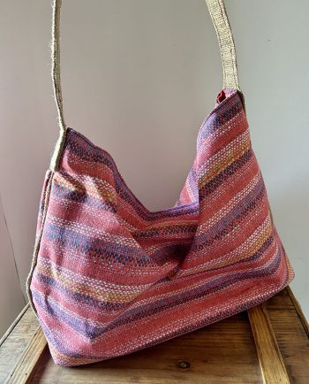 Bolsa de playa en tela de rayas roja con tejido de yute02