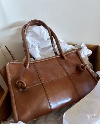 Bolso de piel en marrón oscuro1