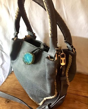 Bolso de piel grabada en azul con tiras trenzadas 02