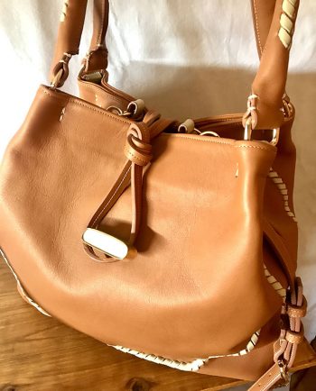 Bolso de piel marrón con detalles trenzados 02