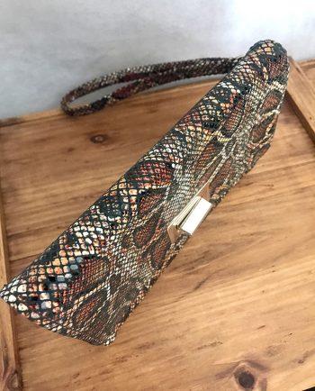 cartera de noche marrón en print de serpiente 2