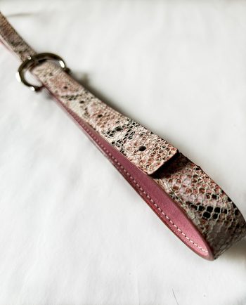 Cinturón fino de piel print serpiente rosa01