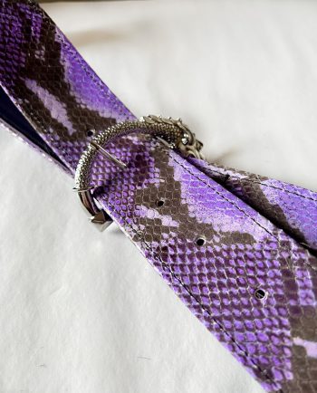 Cinturón de piel print serpiente negro y violeta01