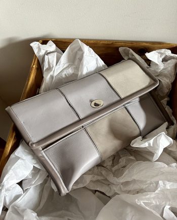 Clutch de mano en mis de pieles grises