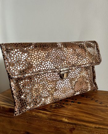 Clutch de piel con print mosaico en flor1