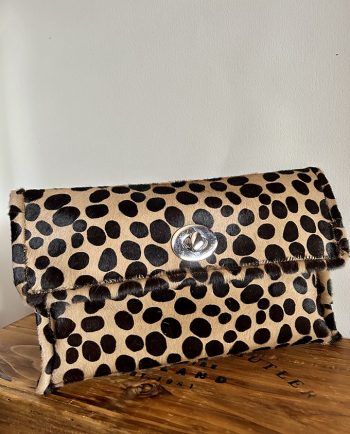 Clutch de mano en piel de cabra camel con topos negros1