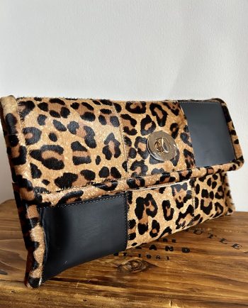 Clutch de mano en piel print jaguar1