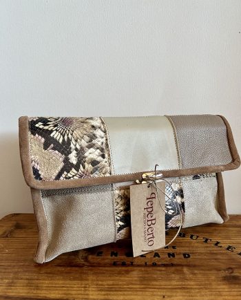 Clutch de piel en beige y topo1