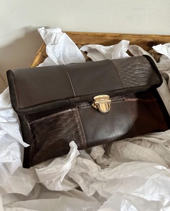Clutch de mano en piel de vacuno marrón oscuro