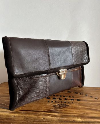 Clutch de mano en piel de vacuno marrón oscuro1