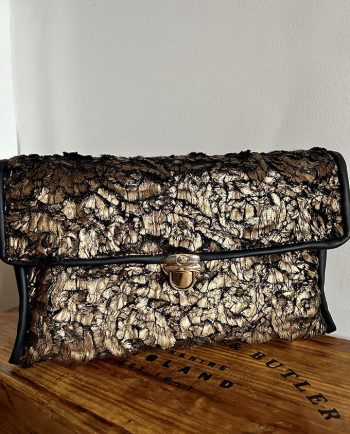 Clutch de tela dorada y piel en negro1