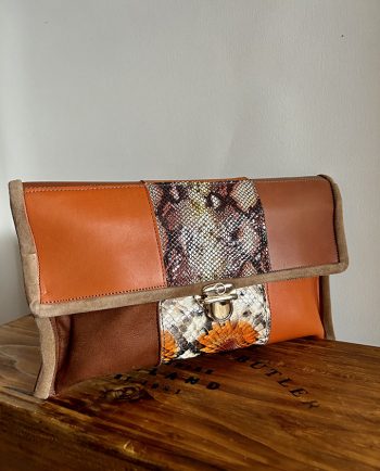 Clutch de mano en piel marrón naranja y serpiente1