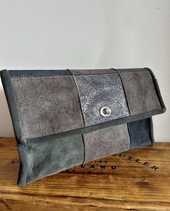 Clutch de mano en mix de pieles gris oscuro1